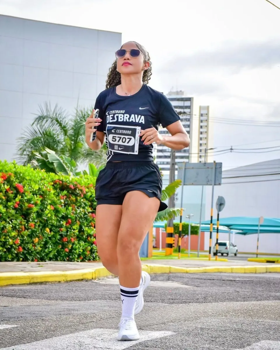 Taynara em evento público de corrida, sem indicação de campanha paga